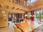 Esszimmer mit Blick ins Wohnzimmer - Natürlich. Individuell. Besonders. – Charmantes Blockhaus mit großzügigem Wohnambiente und Garten