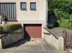Zufahrt Garage & Außenstellplatz - Gepflegtes Wohnhaus auf besonderem Grundstück mit Rosenbestand direkt am Waldrand