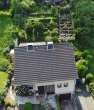 Luftaufnahme, Eigentümerfoto - Gepflegtes Wohnhaus auf besonderem Grundstück mit Rosenbestand direkt am Waldrand