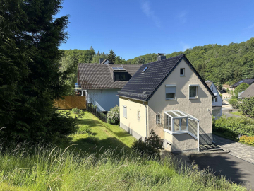 Wo Fuchs und Hase zu Besuch kommen! Einfamilienhaus mit traumhaftem Garten direkt am Waldrand!, 53937 Schleiden, Einfamilienhaus