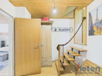Flur mit Aufgang Schlafzimmer III (DG) - Vermietetes Wohnhaus mit viel Platz und Entwicklungspotenzial