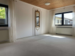 Zimmer I - 3-Zimmer-Wohnung im Obergeschoss mit Gartennutzung und Stellplatz – Einbau-/Wandschränke vorhanden