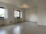 Wohn- & Esszimmer - 3-Zimmer-Wohnung im Obergeschoss mit Gartennutzung und Stellplatz – Einbau-/Wandschränke vorhanden