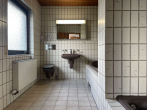 Bad - 3-Zimmer-Wohnung im Obergeschoss mit Gartennutzung und Stellplatz – Einbau-/Wandschränke vorhanden