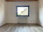 Zimmer II - 3-Zimmer-Wohnung im Obergeschoss mit Gartennutzung und Stellplatz – Einbau-/Wandschränke vorhanden