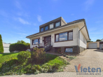 Außenansicht mit Garage - Zuhause mit Weitblick – Zweifamilienhaus mit traumhaftem Eifelblick und geschützter Terrasse