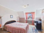 Zimmer (DG) - Zuhause mit Weitblick – Zweifamilienhaus mit traumhaftem Eifelblick und geschützter Terrasse