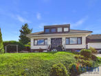 Straßenansicht - Zuhause mit Weitblick – Zweifamilienhaus mit traumhaftem Eifelblick und geschützter Terrasse
