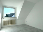Zimmer II - Frisch renovierte Dachgeschosswohnung