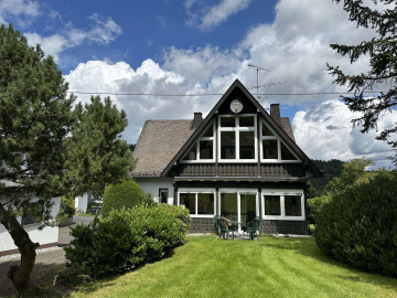 Großzügiges Ein- oder Zweifamilienhaus mit großem Garten und Stallung – auch zur Ferienvermietung!, 53518 Quiddelbach, Haus