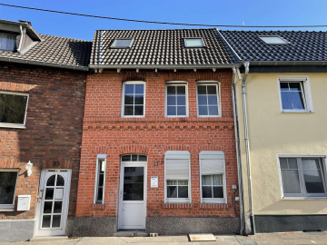 Hereinspaziert… Reihenmittelhaus sucht neuen Eigentümer…, 53937 Schleiden, Haus