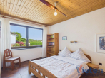Schlafzimmer II (EG) - Wohnen mit Perspektive – großzügige Immobilie mit Wintergarten und Schwimmbad in der Nordeifel