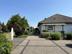 Zugang & Hoffläche - Top gepflegter komfortabler Bungalow mit Einliegerwohnung in idyllischer Wohnlage