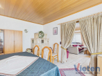 Blick aus dem Esszimmer ins Wohnzimmer - Familienfreundliches Zuhause mit Nebengebäuden und schönem Garten