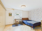 Schlafzimmer (EG) - Mehrgenerationen-Wohnen mit Weitblick am Ortsrand von Dahlem – Viel Platz für die ganze Familie!