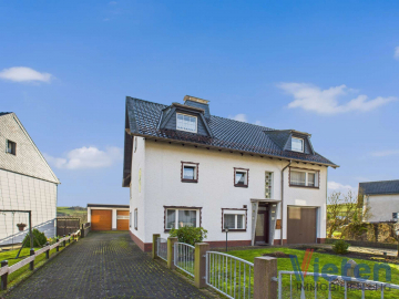 Großzügiges Wohnhaus mit flexibler Nutzung und Garagenensemble in ruhiger Eifellage, 53940 Hellenthal, Einfamilienhaus
