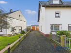Zufahrt zum Garagenkomplex - Großzügiges Wohnhaus mit flexibler Nutzung und Garagenensemble in ruhiger Eifellage