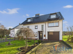 Ansicht - Großzügiges Wohnhaus mit flexibler Nutzung und Garagenensemble in ruhiger Eifellage