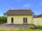 Gartenansicht - Modernes Einfamilienhaus mit Garten und Garage