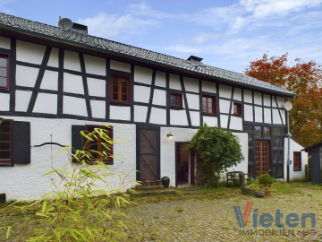 Echtes „Liebhaberheim“ mit ganz besonderem Charakter, 53940 Hellenthal, Einfamilienhaus