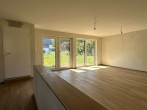 Wohnzimmer mit Blick aus der Küche - Sie suchen ein neu errichtetes & schickes Wohnhaus mit Garten zur Miete? (Gartenaufbau im August 24)